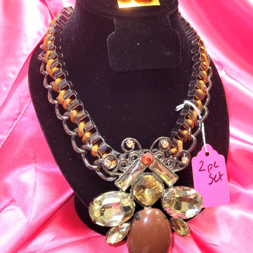 Statement necklace set..NWOT